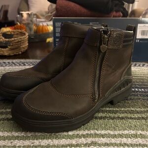 Ariat Barnyard Zip Boots Size 7.5 Lightly Worn